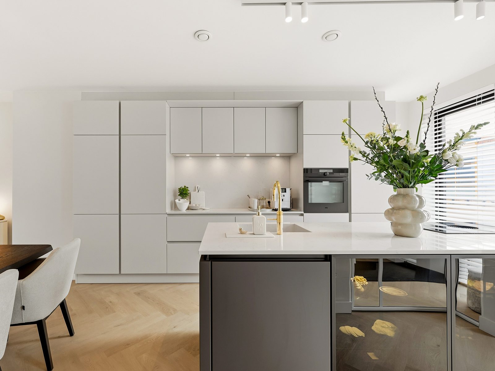 Moderne witte keuken met kookeiland