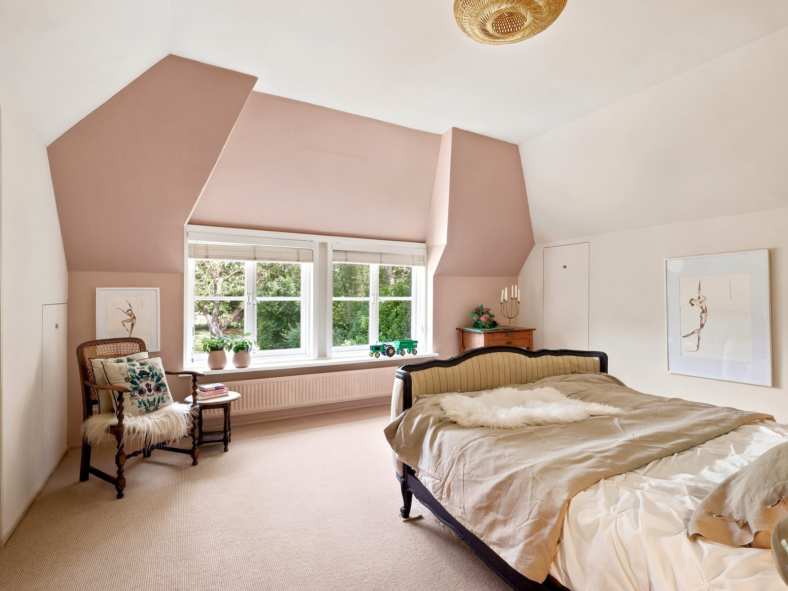 Slaapkamer met schuine wanden in zachtroze