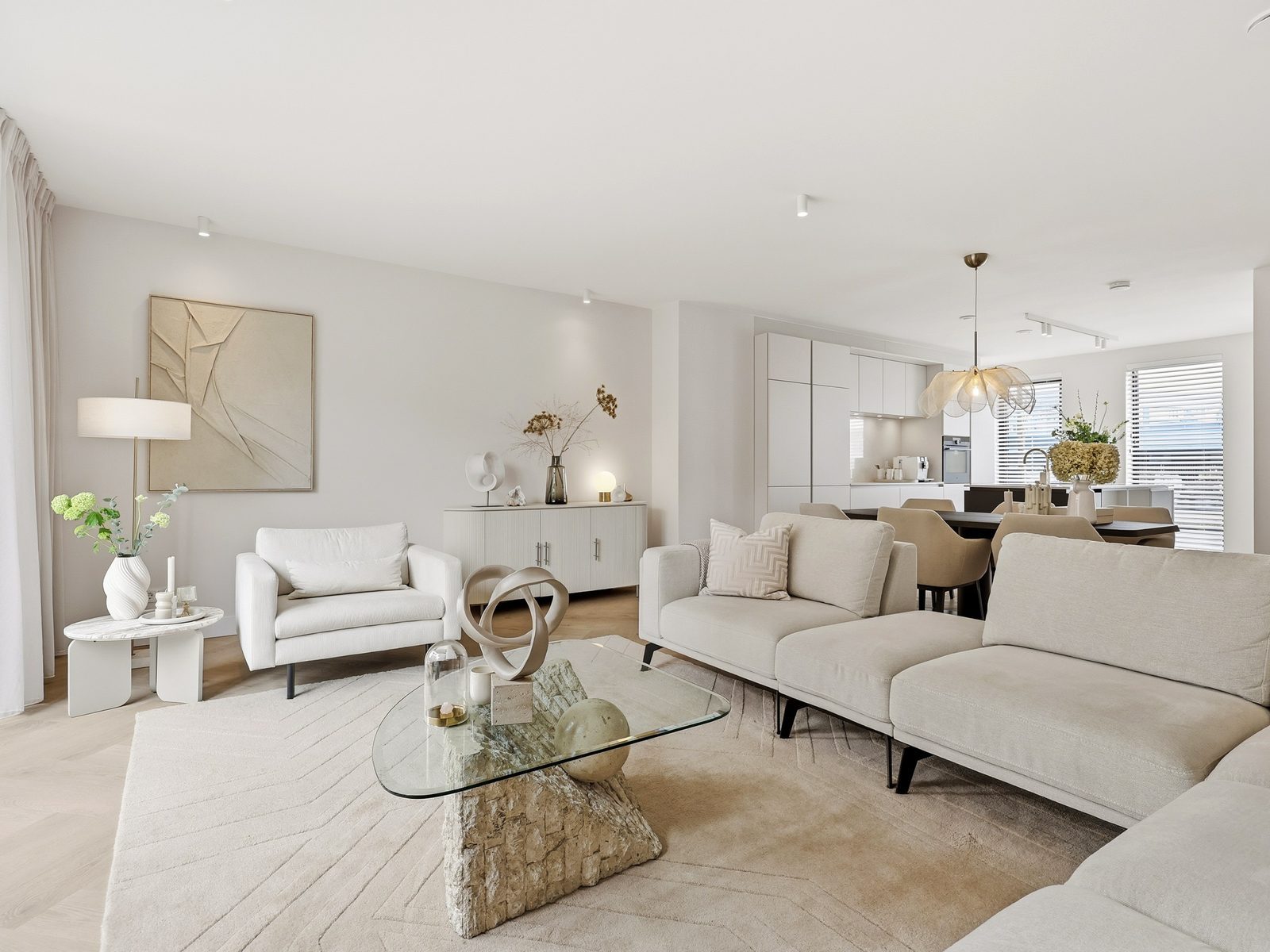 Lichte woonkamer met beige zithoek